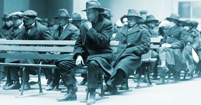 Görsel 2: 1920'lerde Ellis Adası'ndan sınır dışı edilmeyi bekleyen insanlar.